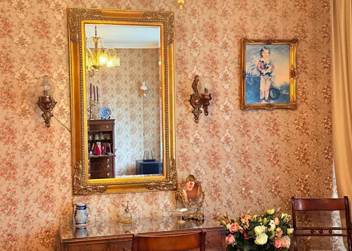 Luxurious Classical Dutch Styled In Centre Of - Отель типа 